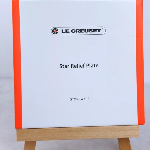 NEW Le Creuset Red Cerisse Star Relief Plate - Picture 6 of 10